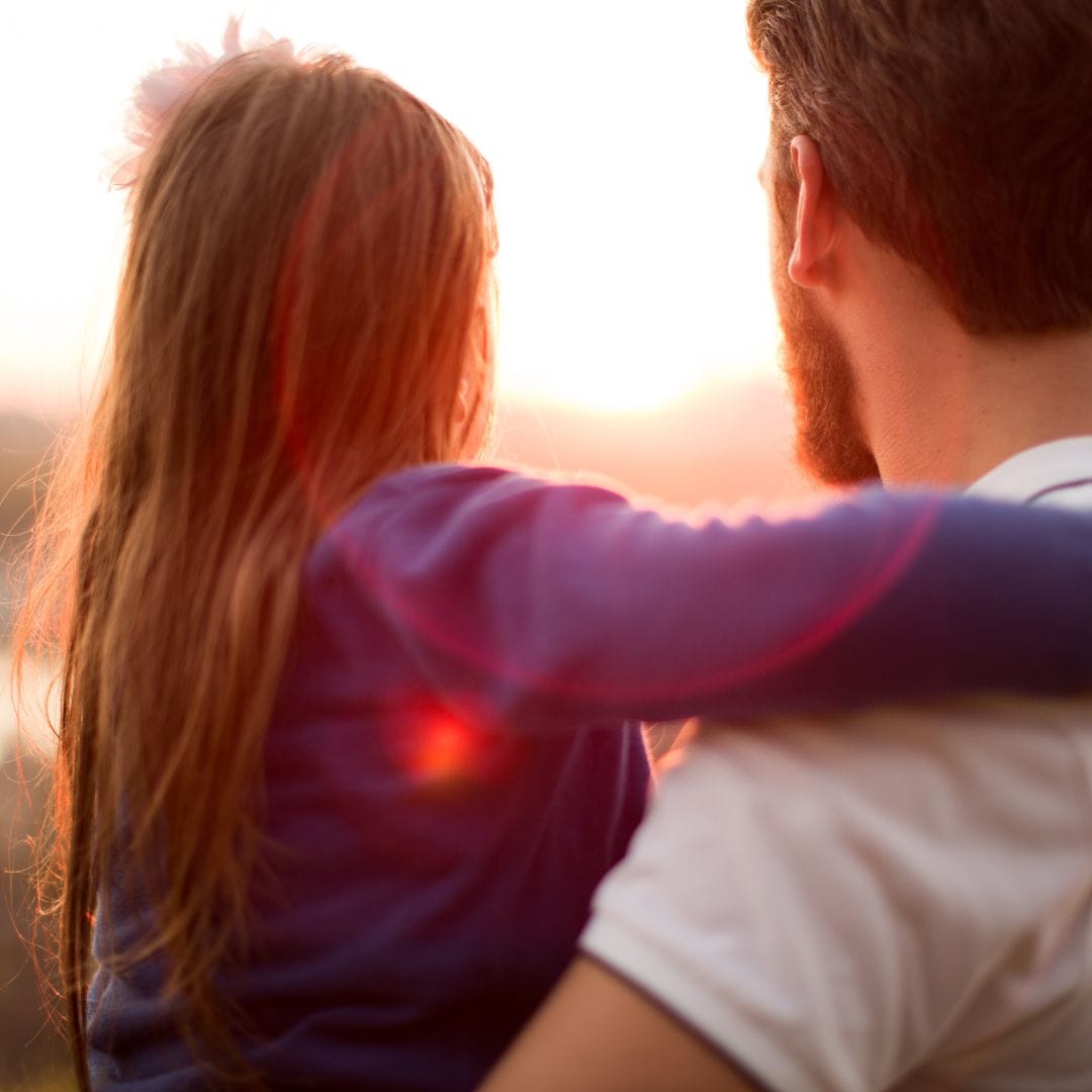 Com quem fica a guarda dos filhos menores de idade em caso de falecimento da mãe?